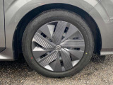 スチールホイールに純正ホイールキャップ装着の画像です。タイヤサイズは185/60R16。