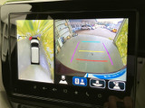 安全な駐車をサポートするバックモニター。ガイドライン表示で、狭い場所でもスムーズに後退できます。運転に自信がない方にもおすすめです。