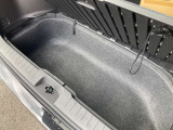 トランク下小物入れがあります。