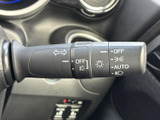 操作しやすい位置に配置されたレバーで、スムーズなウインカー操作が可能です。安全運転をサポートする機能です。