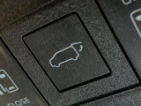 【パワーバックドア】スマートキーや運転席のボタンを押すだけでリアゲートが自動で開閉します!荷物を持っている時や、高い位置にあるバックドアを閉める際に便利な機能です♪