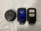 スマートキーを装備しています。鍵を差し込むことなくドアロックの開け閉めと、スタートボタン操作でのエンジンスタートができます。加えて、純正リモコンエンジンスターター用の操作キーもついています。