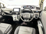 運転席まわりです。 各操作スイッチは使いやすい位置に配置されてます。