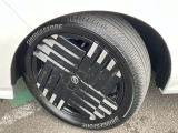 タイヤサイズは205/50R17 純正アルミホイールが足元をかっこよく引き締めます