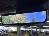 【デジタルインナーミラー】後席の大きな荷物や同乗者で後方が確認しづらい時でも安心!カメラが撮影した車両後方の映像をルームミラー内に表示。クリアな視界で状況の確認が可能です!