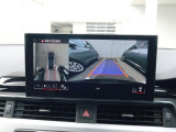 4台の広角サラウンドビューカメラが、車両の全周囲360度を瞬時に捉え、様々な角度からの映像を映し出し、駐車時の操作がより簡単になります。ギアをリバースに入れるか、センターコンソールのボタンで起動します。