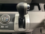 CVT車のセレクトレバーです。低速から高速まで、変速ショックのないスムーズな走りを実現するとともに、エンジン効率のよい領域を維持することで燃費にも貢献します。