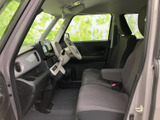シンプルで機能的な内装。操作しやすい配置で、運転に集中できます。広々とした空間が心地よさを演出します。
