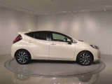 スーパーUVカット・IR〈赤外線〉カット機能付フロントドアグリーンガラス&UVカット機能付プライバシーガラス(リヤドア・リヤクォーター・バックドア)