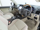 シンプルで使いやすいデザインの運転席です。