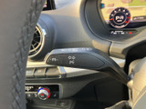 操作しやすい位置に配置されたウインカーレバー。確実な操作感で、安全な車線変更をサポートします。直感的に操作できるので、運転に集中できます。