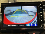 リバースギアに入れるだけで後方の表示へ切り替わります。夜間や雨の日の駐車も楽になりますよ。