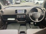すっきりした運転席周りにはナビやエアコンの操作パネルを設置しておりますので、お一人での運転でもご安心できます。