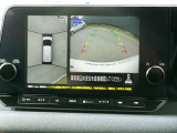 リバースにシフトするとまるで上空から見下ろしているような感じにナビゲーション画面に映し出します