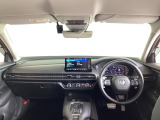 運転席は、大きな座面と包み込むような背もたれがドライバーの身体全体をしっかり支えます。上質なシート素材と座り心地のよいクッションを採用し、長時間の運転やコーナーの多い道も快適です