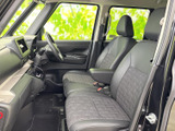 運転しやすい運転席周りのデザイン。操作性も良く、スムーズなドライビングをサポートします。広々とした空間で快適な運転を。