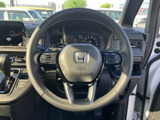 握りやすい形状のステアリングは、運転操作をスムーズに行えます。操作性にも優れ、快適なドライビングをサポートします。