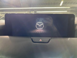 【12.3型マツダコネクトナビ】車内の雰囲気にマッチした一体型タイプのディスプレイ。各種車輌設定やBluetooth再生等、様々な機能が楽しめます。直感的なダイヤル操作が可能で、使い勝手も良好です。