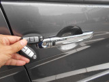 スマートキーなので、わざわざリモコンを取り出したりカギを差し込まなくても手ぶらでドアロックの解錠施錠が出来ます。