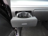 カップホルダーは運転席や助手席からちょうど手の届く位置です!!