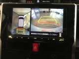 パノラミックビューモニター付きです。車両を上から見たような映像をディスプレイオーディオ画面に表示。運転席からの目視だけでは見にくい、車両周辺の状況をリアルタイムでしっかり確認できます。