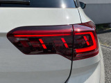 LEDテールランプ。ウィンカーには流れる様に点滅する「ダイナミックターンインジケーター」を装備。
