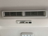 リヤシーリングファンです。空気を効率的に循環させることで、室内空間の温度を均等に保ちます。エアコンを使わない時でも、送風することで、後席でも心地よく過ごせます。