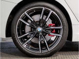 BMWの純正アロイホイールは軽量かつ強度にも優れているホイールで走行性能を引き上げる設計になっております。足元にもBMWは妥協がなくこだわっている個所になります。