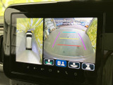 後方の状況を画面で確認できるので、狭い場所での駐車や車庫入れがスムーズに行えます。安全性を高める便利な装備です。