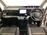 車内は光触媒抗菌消臭施工済です。インパネ周りはスタイリッシュなデザインで機能や装備も充実しています。グローブボックスやカップホルダーのほかにトレーなどたくさんの収納スペースが付いています。