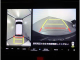 パノラミックビューモニターは、車両の前後左右に搭載した4つのカメラにより、車を真上から見ているような映像を表示させ、運転席から確認しにくい車両周囲の状況を把握できます。