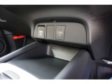 運転席と助手席の間には携帯電話やサングラスなどを置くことのできる小物置きがあり、傾斜がついているので走行中も落ちてくることはなく快適です。またUSBポートもあるので充電器をつないでおくことも可能です。