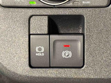 指先だけで簡単に操作が可能な電動パーキングブレーキを採用。「HOLD」スイッチを押すと、渋滞や信号待ちなどでブレーキペダルから足を離しても、ブレーキを保持するので安心です