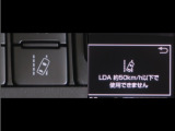 レーンディパーチャーアラートとは車線、又は走路からの逸脱の可能性をブザーにて警告します。