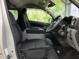 運転席からの視界は広く、運転しやすい環境です。シートの形状も工夫されており、長距離運転でも疲れにくいでしょう。