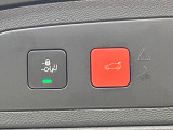 ●電動リアゲート:ワンタッチでリアゲートの開閉ができ、荷物などで両手が塞がっている状態でも簡単に開閉ができる便利機能です。