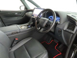 高級感のある美しいインテリアデザインの運転席です。