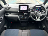 広々とした運転席で快適なドライブをお楽しみください