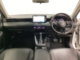 車内は光触媒抗菌消臭施工済です。スタイリッシュなデザインでスポーティなインパネ周りを演出します。グローブボックスやカップホルダーのほかにトレーなどたくさんの収納スペースが付いています。