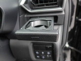 カップホルダーは運転席や助手席からちょうど手の届く位置です!!