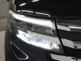LEDヘッドライトには、ハイビームで走行中に先行車や対向車を検知した時、部分的に遮光し、先行車や対向車に配慮しながら高い視認性を確保できるADB(アダプティブドライビングビーム)が採用されています。