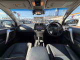 高いホールド性で運転姿勢が安定します。長距離ドライブでも疲れにくいのが魅力です。快適なドライビングライフをお送りください♪