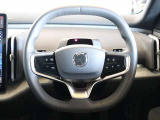 やや楕円型のステアリングはテイラード仕様となっています ラグジュアリー感のあるファブリックやシルクメタルのトリムを使用し、ステッチも施されています