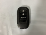 スマートキーを装備しています。鍵を差し込むことなくドアロックの開け閉めと、スタートボタン操作でのエンジンスタートができます。ボタン操作でトランクが開けられる電動テールゲートのボタンもついています。