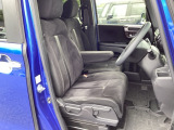 【ベンチシート】運転席と助手席の移動もスムーズ!狭い駐車場での乗り降りや、お子様の乗り降りにも便利です。座席の間にコンソールボックスやドリンクホルダーがないため、車内空間が広く感じます。