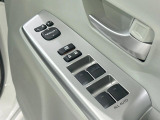 【電動格納ミラー】サイドミラーは電動格納式となっており、狭い駐車場でもキズがつくリスクを抑えられます。