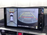パノラミックビューモニターを装備。駐車場や交差点でクルマを真上から見るように周囲を確認できます。機能の詳細は販売店スタッフまでおたずねください。