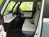 運転しやすい視点と、操作しやすい配置が特徴です。快適なドライブをサポートする、機能的な空間設計です。