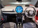 MINIの内装はとにかく『円』に拘ったデザインコンセプトが一目で伝わってきます。これほど円形に拘った車は他に御座いません。伝統のデザイン、トグルスイッチなど遊び心のある内装で御座います。