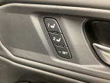 ドライビングシートは2名分メモリーすることができます。